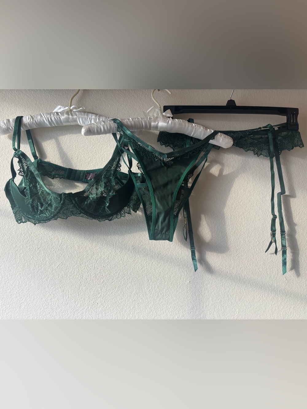 NWOT Frederick's of Hollywood Emerald Green Lace Bra, Thong Garter 3pc Full Set